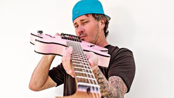 トム・デロンジがフェンダーとシグネチャー「スターカスター」ギターをリリース