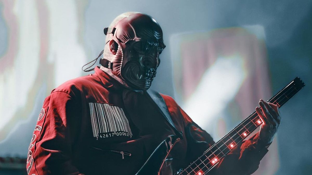 Bassis Slipknot يرتدي قناعا جديدا لحفل الجولة الذكرى السنوية ال 25