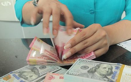 Pasar Masih Cermati Proyeksi The Fed, Rupiah Awal Pekan Melemah