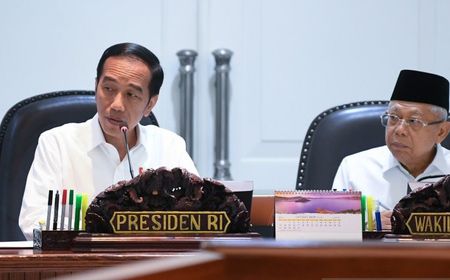 Ditanya soal Menteri yang Bakal Diganti, Jokowi Sebut Clue dan Tersenyum