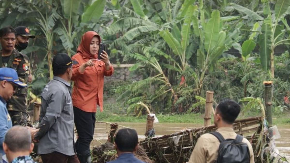 Mojokerto Regency Government Starts Repairing Broken Embankments That Cause Floods