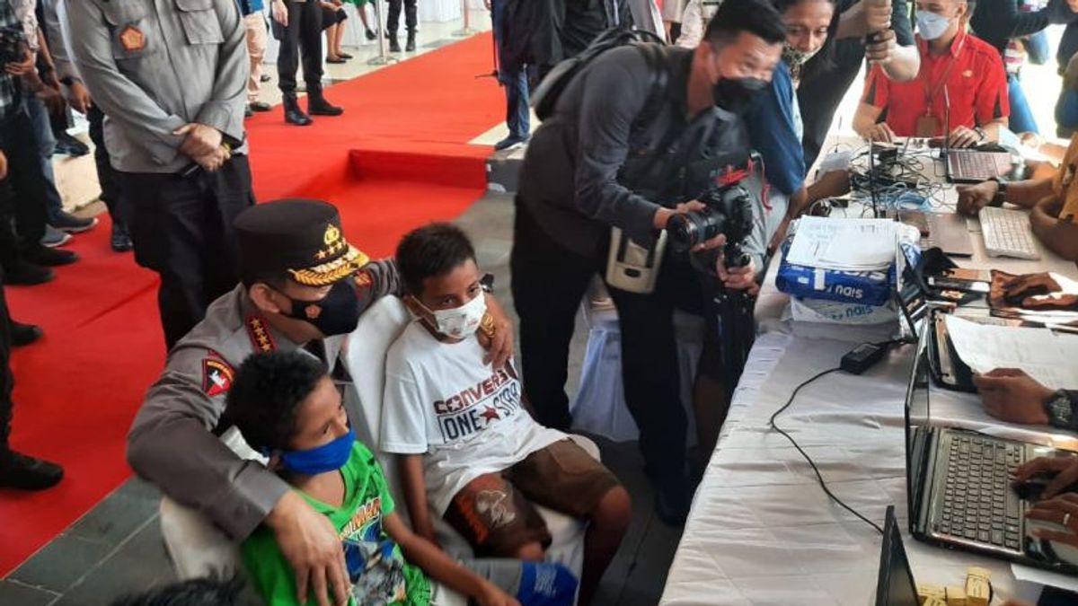 National Police Chief Sigit Greets Children Recipient Of COVID-19 Vaccine In Ambon, 'Keep Your Spirit, Yes, Stay Healthy Always'