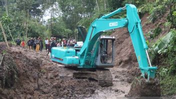 Alternative Route Temanggung-Semarang Closed By Landslide