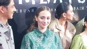 インドネシア映画でデビューしたアンナ・ジョブリング・ダンダンは、幽霊の役割のために毎日3時間