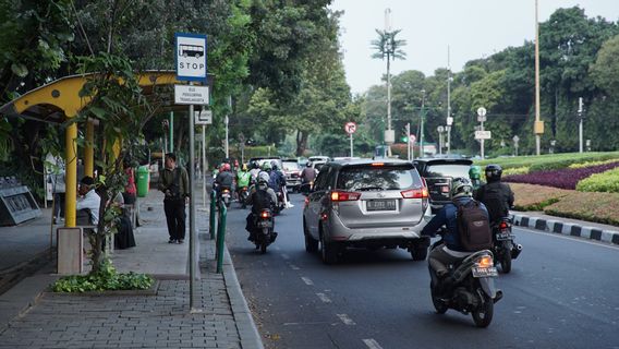 在不久的将来，摩托车和汽车不应该穿过自行车道
