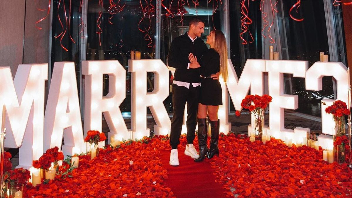 Romantis! Bek Manchester United Lamar Sang Kekasih dalam Ruangan Penuh Mawar