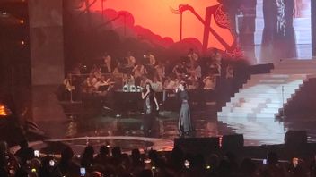 Amazed, Anggun C. Sasmi And Isyana Sarasvati Exchange Praises On Stage