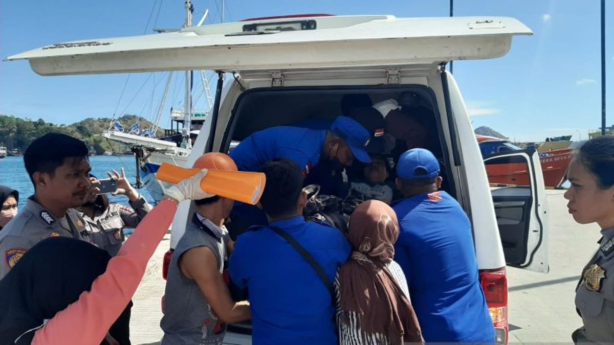 The Heroic Story Of Members Of The Ditpolairud Polda NTT, To A Remote Island Evacuating Pregnant Women To Assist In Childbirth In The Middle Of The Sea