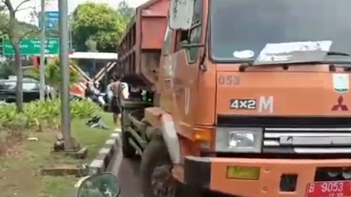 راكب دراجة نارية واحد صدمته شاحنة قمامة مملوكة لشركة DLH DKI جاكرتا على ممر الحافلات ، قتل أخيرا