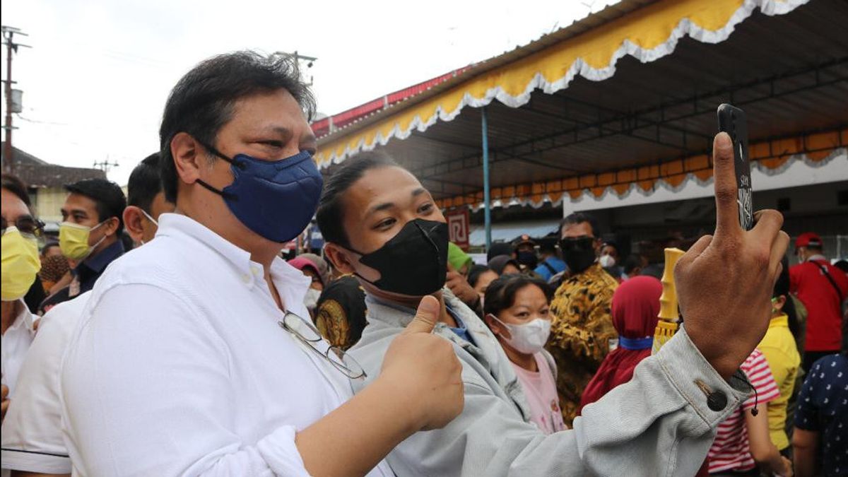 Cek Stabilitas Harga Pangan di Pasar Salatiga, Airlangga Hartarto Jadi Bahan Foto Selfie Ibu-ibu Pedagang