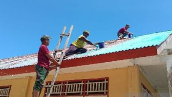 Tni 工作队帮助居民翻新斯库马博村贾亚普拉的基督教教堂， 牧师说谢谢