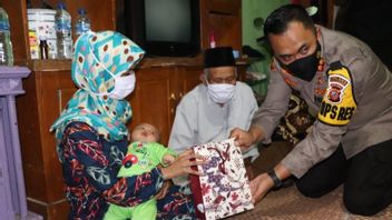 Entangled In Debt And Still Caring For Toddlers, Wife Of Suspected Terrorist Given Compensation By President Jokowi