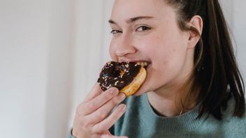 3 Efek Negatif Makan sambil Tidur yang Perlu Diketahui Kaum Rebahan