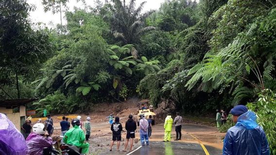 Longsor sur la route Sumbar-Riau Timpa un motocycliste et 1 maison