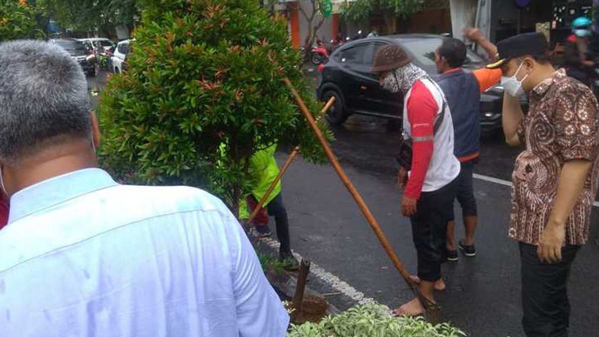 从雅加达返回后，市长Eri戴着蜡染和人字拖立即检查Ngagel的洪水