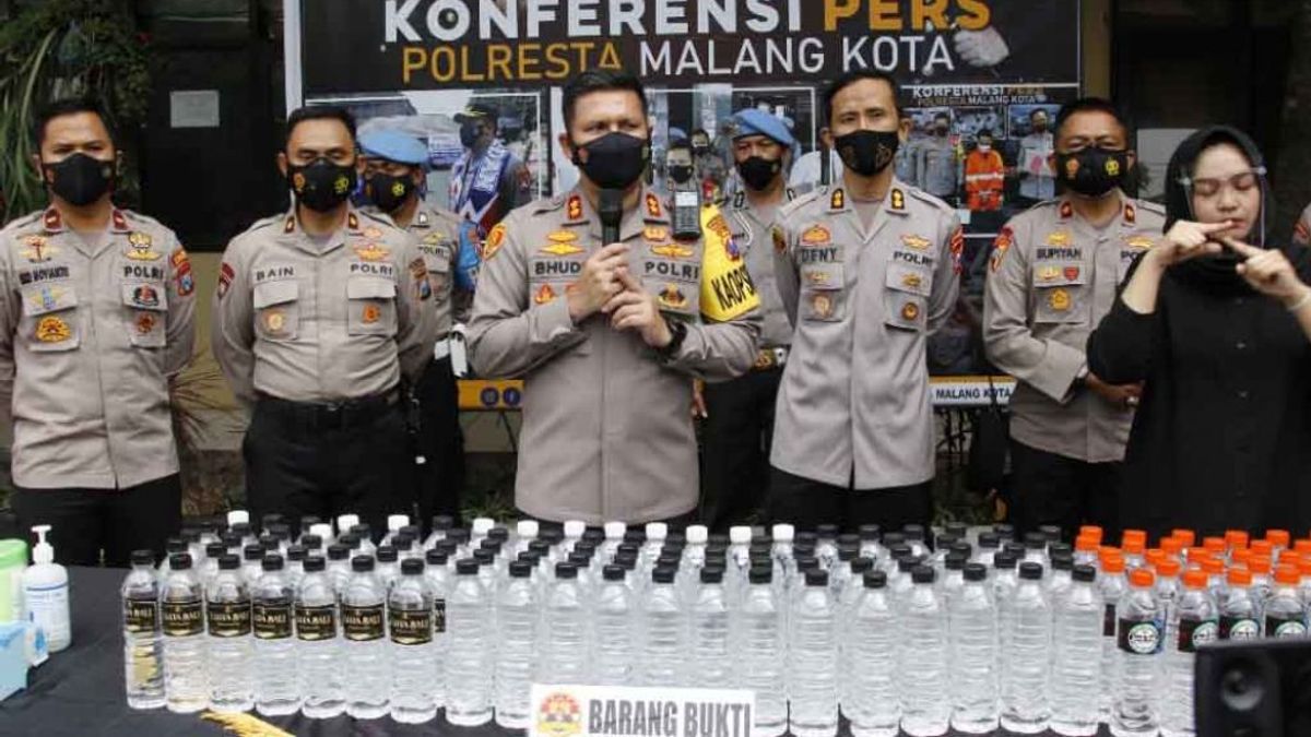 Considéré Comme Un Déclencheur De Troubles Sécuritaires, La Police De Malang Sécurise 2 820 Bouteilles D’Arak Balinais