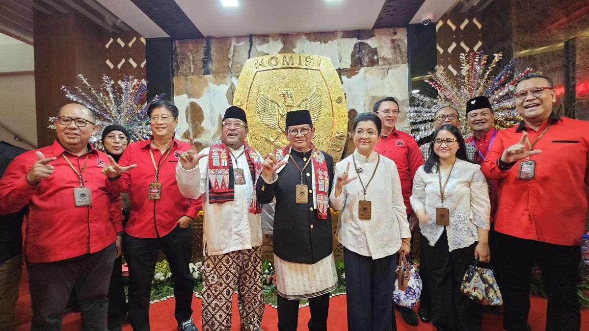 Ahok Accompanied Pramono Anung-Rano Karno Registering With KPUD Jakarta