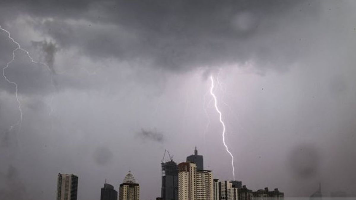 BMKG: 火曜日に多くの大都市で雷雨の可能性に注意してください