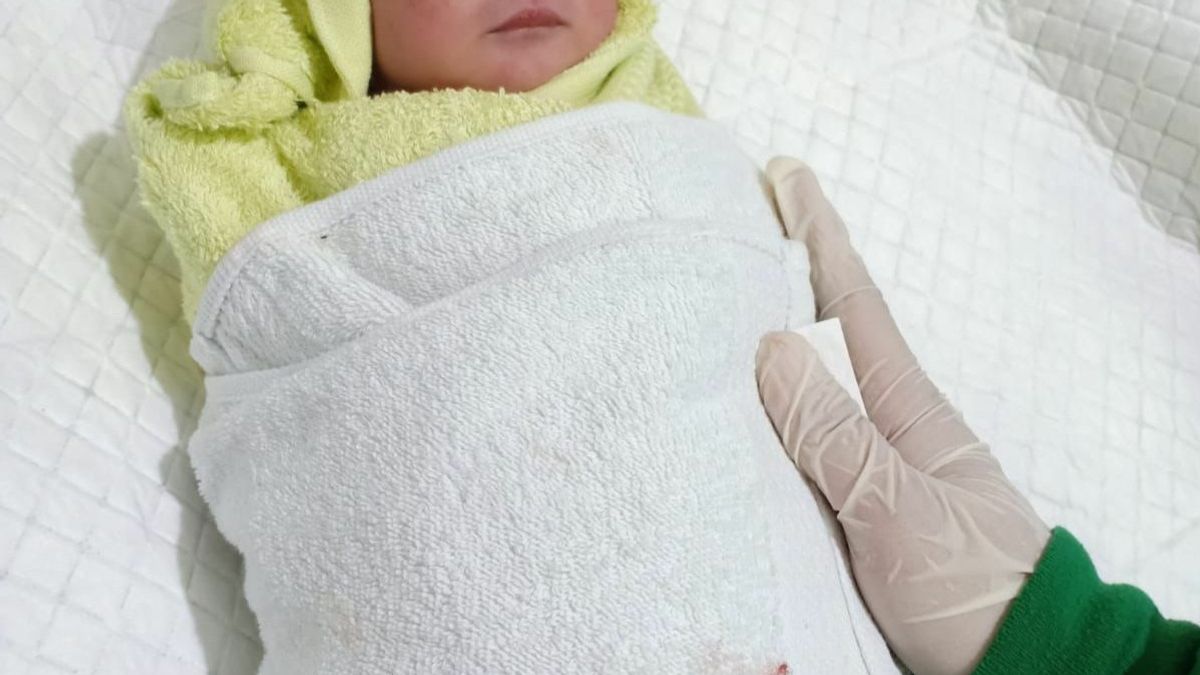 Astaga! Bayi Lucu Dibuang Ibunya ke Bak Sampah di Komplek SPN Polri