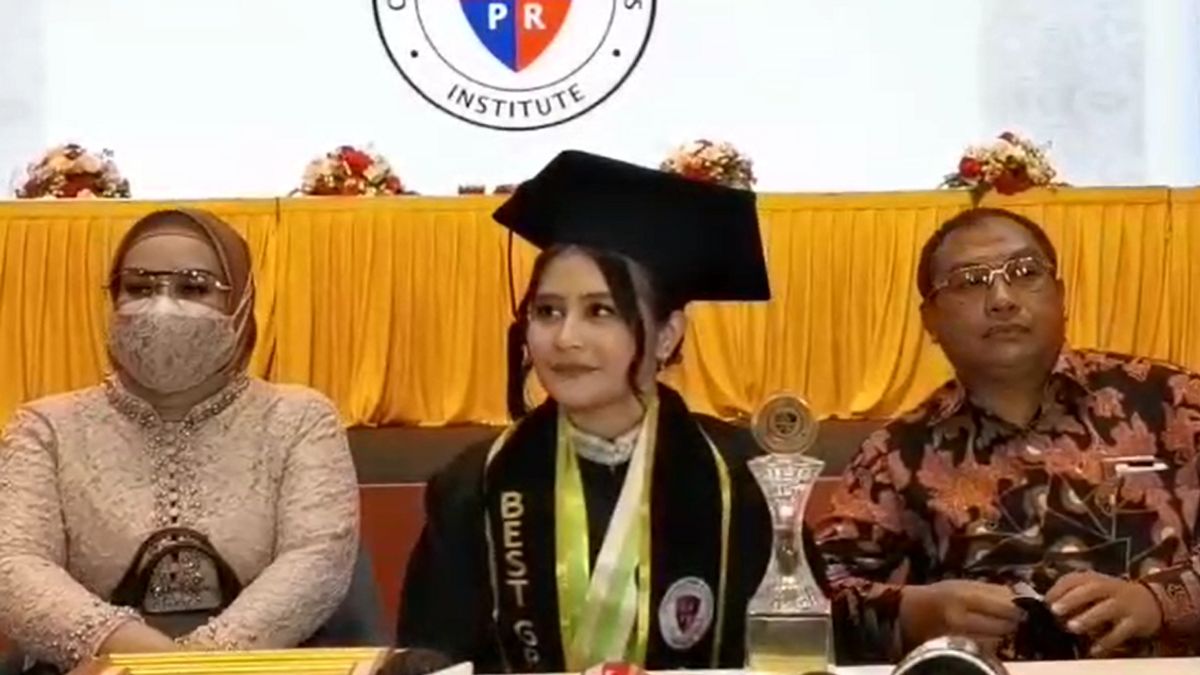 Jadi Lulusan Terbaik, Prilly Latuconsina Langsung Dapat Beasiswa S2 Usai Wisuda