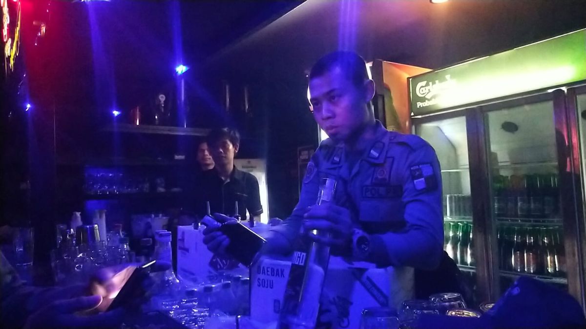 Razia Sembilan THM di Bogor, Petugas Sita 298 Botol Minuman Alkohol di Atas 5 Persen Tanpa Dokumen