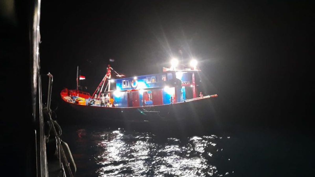 Grâce Au Rapport Des Pêcheurs, Napoléon 054 Appartenant Au PSDKP Kupang A Tendu Une Embuscade Avec Succès Aux Bateaux De Pêche Utilisant Des Chalutiers