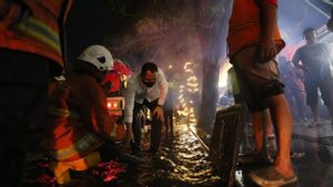 Wali Kota Surabaya Eri Cahyadi Hujan-hujanan Cek Titik Genangan, Perintahkan Petugas Kerja Cepat