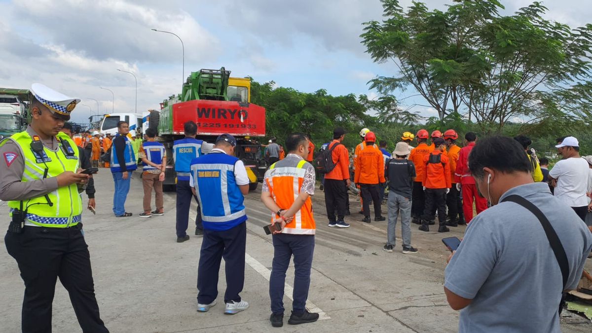 Sebagian Kendaraan yang Terlibat Kecelakaan Tol Semarang-Solo Sedang Parkir di Pinggir Jalan