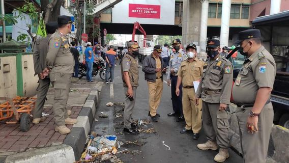 Cegah Parkir Liar, Petugas Gabungan Pasang Barrier di Depan Pasar Cipulir