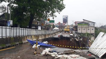 Cikereteg Landslide Bridge, Sukabumi Bogor Vehicle Flow Disturbed