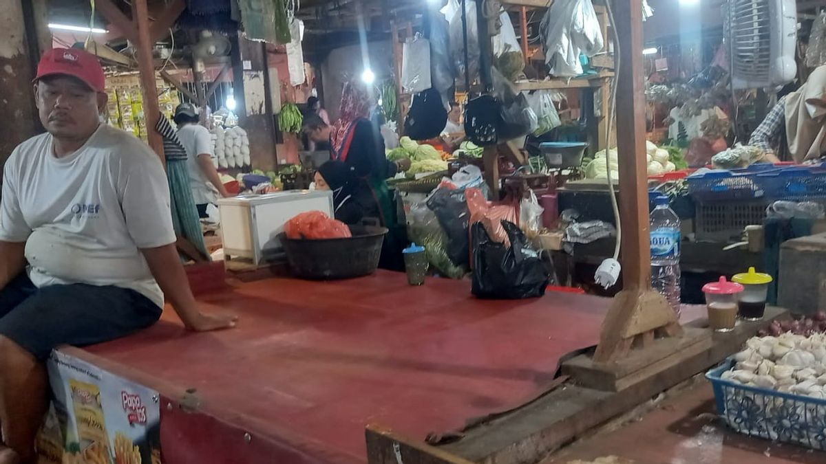 بائع المواد الغذائية يدعي عدم التوفو المقلية وتيمبي، لأن التاجر هو في إضراب في سوق مالابار تانجيرانج 