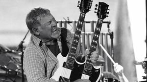 Alex Lifeson Bicara Penyakit Radang Sendinya yang Memburuk 