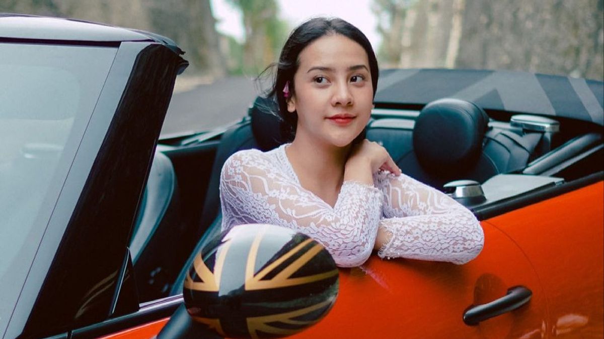 4 Exciting Styles Of Anya Geraldine Riding A Car, Makes You Want To Go
