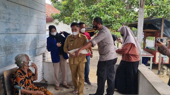 Polres Bangka Barat Bagikan Paket Bantuan COVID-19 Bersama Mahasiswa