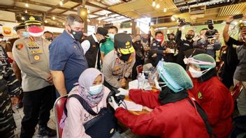 1 000 Bonek Enthousiastes à Propos De La Vaccination Contre La COVID-19 à Surabaya