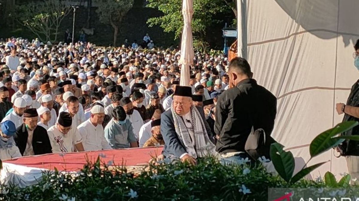 Muhammadiyah会众在茂物Sempur Field祈祷开斋节，PAN秘书长Mohammad Eddy Dwiyanto Soeparno加入