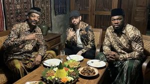 Viral Unggahan Snoop Dogg Nongkrong Bareng Eminem Pakai Batik dan Peci