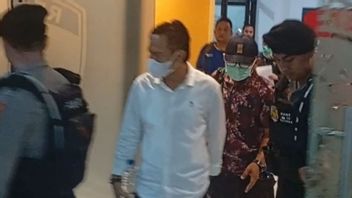 13名被捕的西拉卡普OTT人员抵达KPK大楼，包括摄政王和Sekda