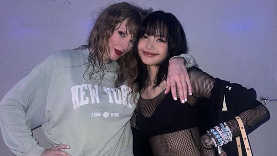 Fans Beruntung, Lisa BLACKPINK Curi Foto Bareng Taylor Swift di Backstage The Eras Tour