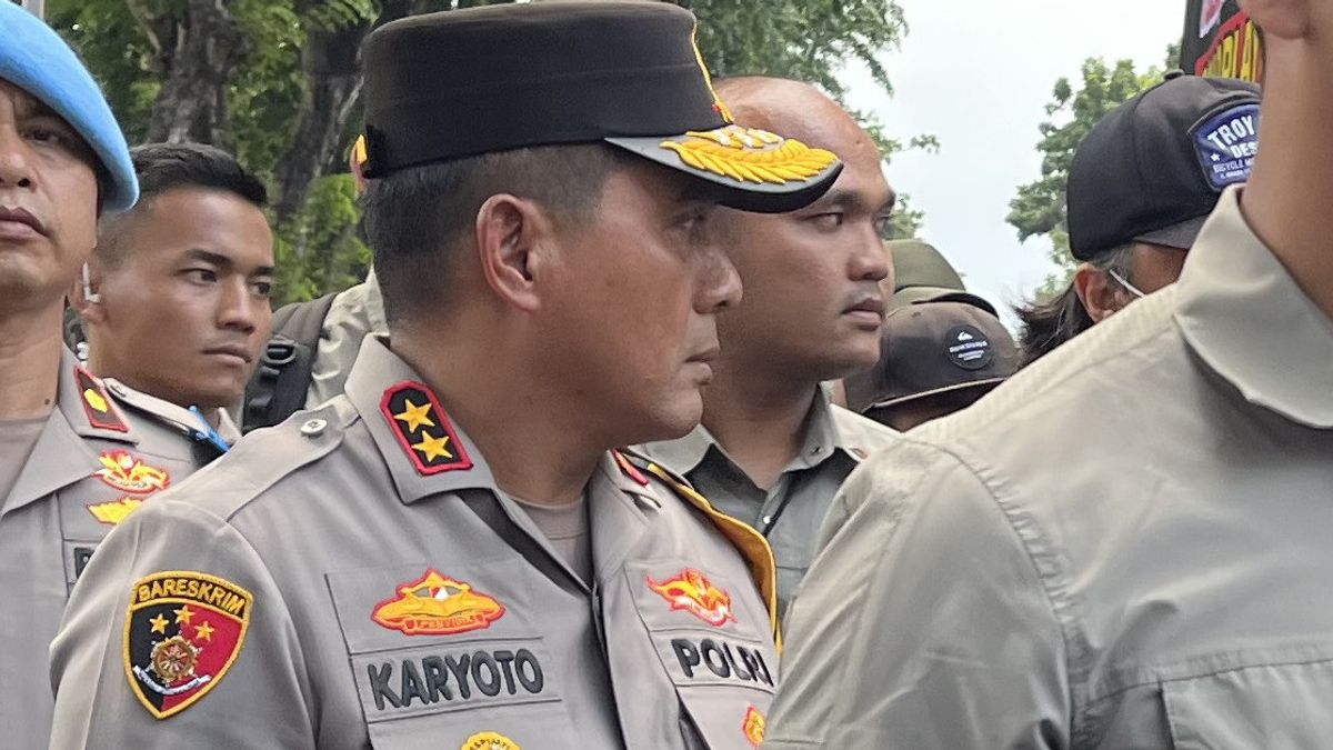 The Face Of The Metro Jaya Police Chief Facing Coldplay Concert Demonstrators, Karyoto: Do You Want To Fight With Them All?
