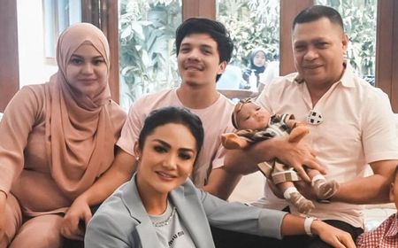 Raul Lemos Gendong Anak Atta Halilintar dan Aurel Hermansyah, Warganet Bersyukur Keluarga Rukun