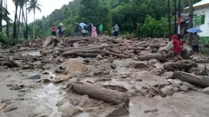 帕里莫的跨苏拉威西公路通道因洪水而切断