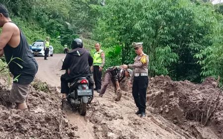 Atasi Kemacetan Polisi Mulai Angkat Material Timbunan Longsor di Empat Lawamg