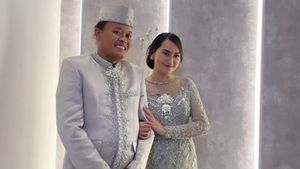 Tak Cangung Memeluk Sule dengan Baju Pengantin, Ini Profil Memes Prameswari