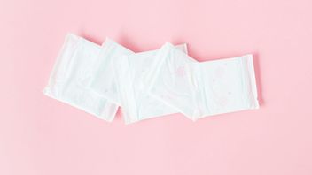 Is it Safe to Wear Pantyliners Every Day? Here's What Doctors Say