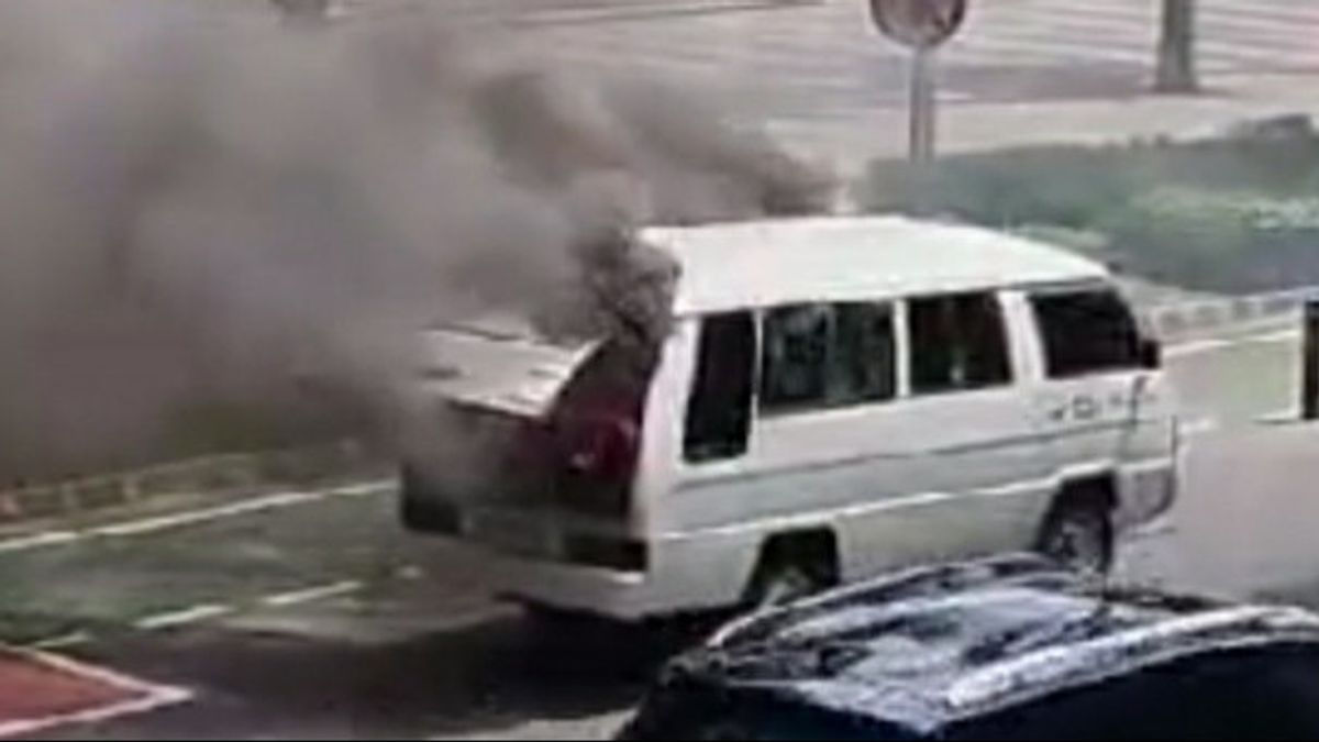 Le Mitsubishi Starwagon en feu à Senayan s’est éteint, aucun décès