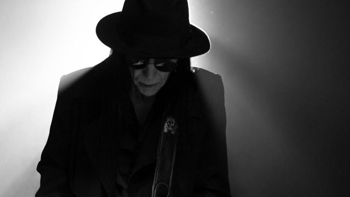 Mick Mars Spreads Second Solo Single, Right Side Of Wrong