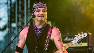 Keluarga Buka Donasi untuk Operasi Tumor Otak Bassist Great White, Scott Snyder 