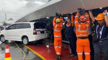 Yogyakarta Station Canopy Collapses Over Five Cars, KAI Apologizes