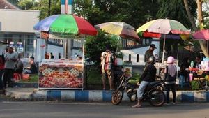 Satpol PP Bakal Tertibkan Pedagang Takjil yang Berjualan di Trotoar Jalan